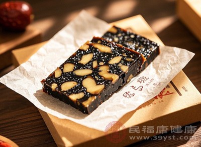 雖然阿膠本身不含大量的糖分和脂肪，但在制作過程中，往往會加入冰糖、黃酒等輔料，這會使阿膠的熱量和糖分有所增加