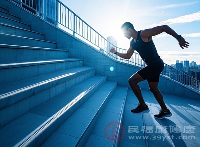 經(jīng)常進(jìn)行爬樓梯鍛煉的人，其肺活量會(huì)比不鍛煉的人高出10%-15%，心血管疾病的發(fā)病風(fēng)險(xiǎn)也會(huì)降低
