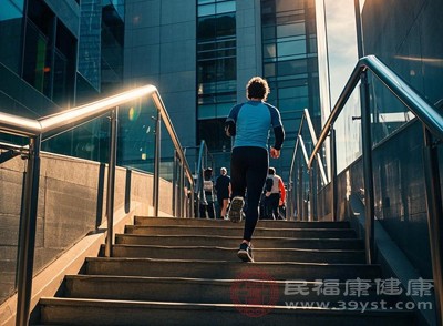 在保持平衡上下樓梯時(shí)，核心肌群也會(huì)被激活，核心力量的增強(qiáng)能夠讓身體的穩(wěn)定性更好，進(jìn)一步塑造挺拔的身姿
