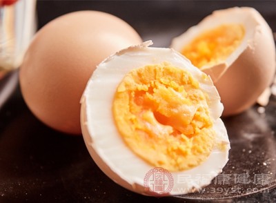 雞蛋中的卵磷脂則有助于修復(fù)和保護(hù)受損的肝細(xì)胞，減輕肝臟代謝酒精的負(fù)擔(dān)