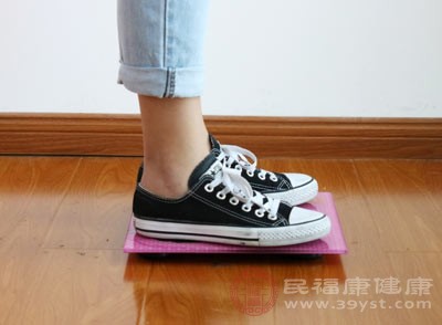 姨媽期的體重波動并不完全代表脂肪的增減，可別被數(shù)字嚇到，盲目節(jié)食減肥哦