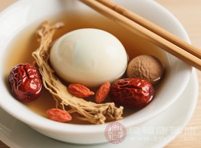 當(dāng)歸煮蛋能為身體補(bǔ)充氣血，使肌膚得到充分的滋養(yǎng)，變得紅潤(rùn)有光澤