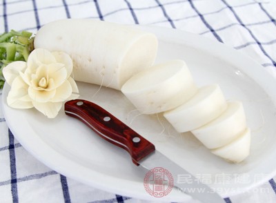當(dāng)歸煮蛋不宜與蘿卜同食，蘿卜有下氣消食的作用，會(huì)影響當(dāng)歸的滋補(bǔ)效果