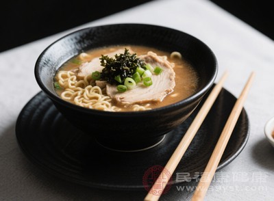泡面的速食特性讓很多人在食用時往往狼吞虎咽，沒有充分咀嚼