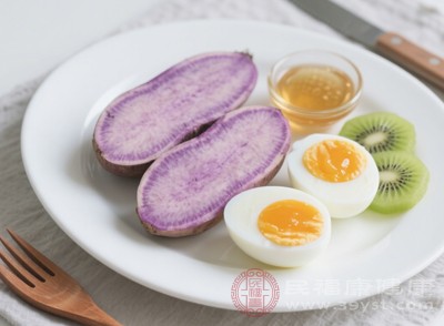 一般來說，早餐吃150-200克紫薯(大約中等大小1-2個(gè))，搭配1-2個(gè)雞蛋比較合適