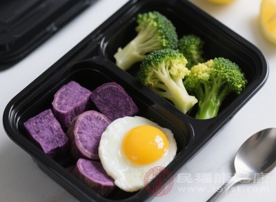 紫薯的烹飪方式以蒸煮為宜，這樣能最大程度保留其營養(yǎng)成分，還能避免額外添加油脂，減少熱量攝入