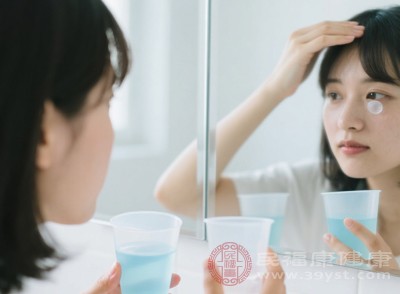 洗眼睛，簡單來說就是利用特定的溶液對眼表進(jìn)行沖洗