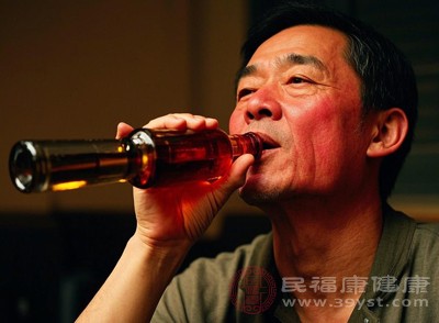 喝酒雖能讓人快速入睡，但會抑制深睡眠，還會讓人夜間頻繁醒來