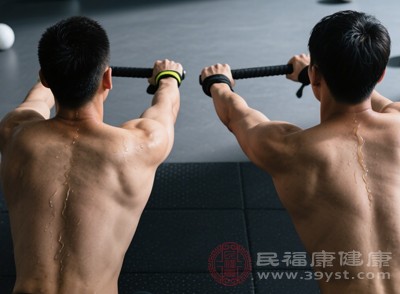 久坐易導致背部肌肉弱化、含胸駝背，懸掛劃船能強化背部“后鏈肌群”，拉動肩胛骨后縮下沉，長期練習可讓身姿更挺拔，視覺上顯肩窄背薄