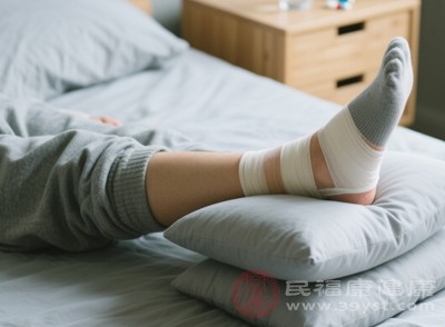 雖然大部分腳扭傷通過冷敷、熱敷和休息就能逐漸恢復(fù)，但如果出現(xiàn)以下情況，一定要及時就醫(yī)
