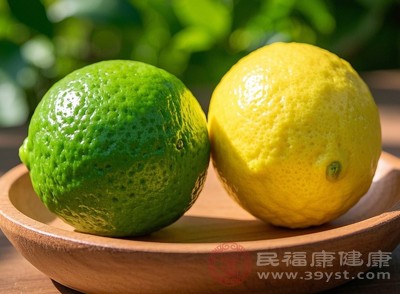 從生理學(xué)角度來看，檸檬中的酸性物質(zhì)能夠調(diào)節(jié)身體的酸堿平衡，改善身體的內(nèi)環(huán)境