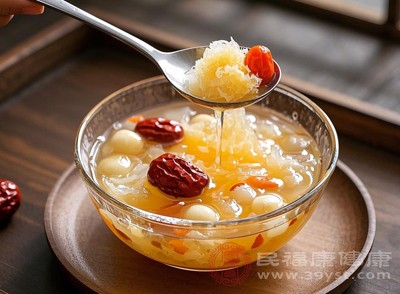 觀察銀耳湯的外觀，如果湯汁清澈，沒有出現(xiàn)明顯的渾濁、變色，銀耳也沒有發(fā)黏、結(jié)塊等現(xiàn)象，說明基本正常