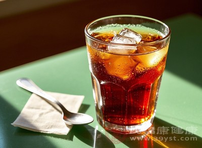 選擇含糖飲料時，盡量挑選不含氣、糖分含量較高的產品，且飲用時不要過量，一般150-200毫升即可