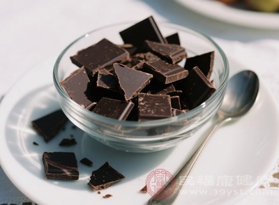 吃巧克力等高糖零食時，盡量不要搭配油炸食品一起吃