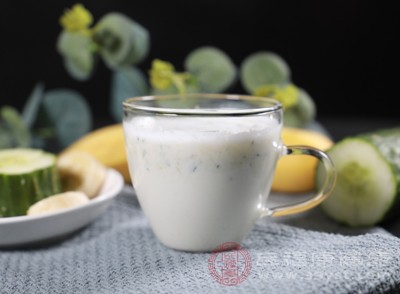 牛奶中含有色氨酸，能幫助人體合成褪黑素和血清素，起到鎮(zhèn)靜安神的作用