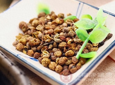 花椒和胡椒同樣具有較強的刺激性，它們會使胃部血管收縮，減少胃黏膜的血液供應，影響胃部的正常消化功能