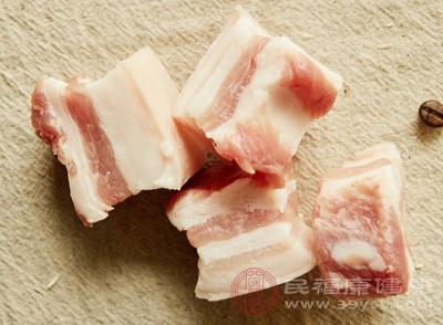 肥肉富含脂肪，其脂肪顆粒較大，不易被消化酶分解
