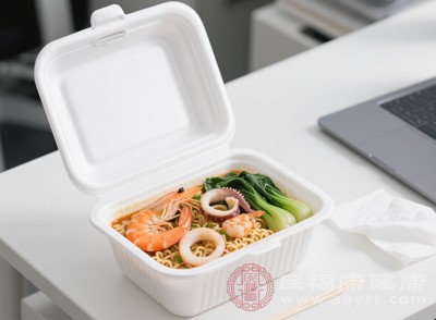 經(jīng)常吃泡面，腸道蠕動(dòng)會(huì)變緩，消化功能下降，增加便秘的發(fā)生風(fēng)險(xiǎn)，還可能影響腸道內(nèi)有益菌群的生長(zhǎng)和繁殖，破壞腸道微生態(tài)平衡