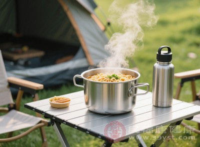 泡面的鮮美味道主要來源于各種調(diào)味劑和香精，如味精、食用香精等