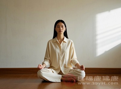 運(yùn)動(dòng)后可靜坐10分鐘，配合腹式呼吸(吸氣時(shí)腹部鼓起，呼氣時(shí)收緊)，讓氣息平穩(wěn)