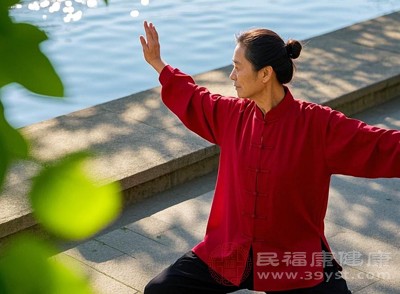 練習(xí)時間10-15分鐘即可，動作以舒適為度，不勉強(qiáng)拉伸。出汗后擦干、換干爽衣物，避免吹風(fēng)受涼