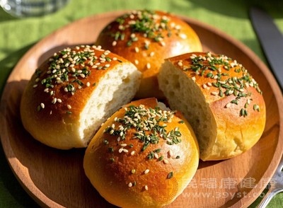 在制作面包、蛋糕、餅干等烘焙食品時，可以用亞麻籽油代替部分黃油或植物油