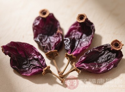 對(duì)于糖尿病患者來說，在醫(yī)生的指導(dǎo)下，將山萸肉作為輔助降糖的中藥材使用，配合規(guī)范的治療和健康的生活方式，有助于更好地控制血糖