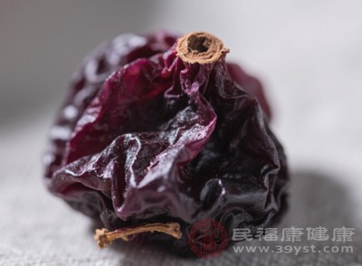 山萸肉富含多糖、黃酮類等生物活性物質(zhì)，這些物質(zhì)能夠調(diào)節(jié)人體的免疫系統(tǒng)，增強(qiáng)機(jī)體的免疫功能