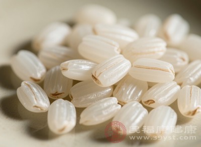 粳米味甘，性平，歸脾、胃經(jīng)，是日常生活中常見的主食之一