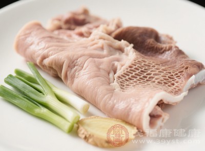 豬肚即豬的胃，性溫，味甘，歸脾、胃經(jīng)，有補(bǔ)虛損、健脾胃的作用