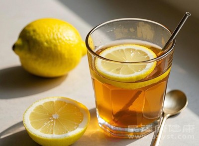 空腹飲用檸檬水，這些酸性物質(zhì)可以刺激胃液分泌，增強(qiáng)腸胃的消化功能