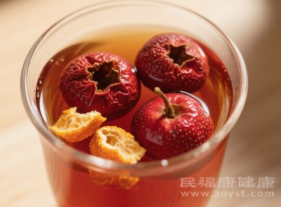 陳皮具有理氣健脾、燥濕化痰的功效，與山楂干搭配泡水，可謂是消食解膩的“黃金組合”