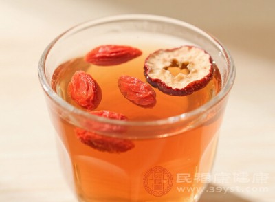枸杞是滋補(bǔ)肝腎、益精明目的佳品，與山楂干搭配泡水，兼具養(yǎng)生與保健功效