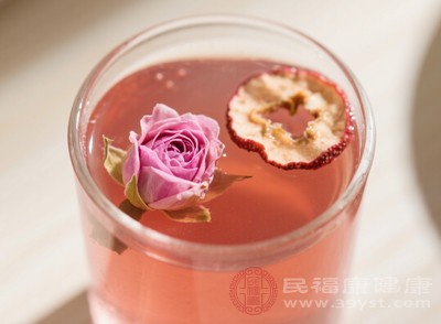 山楂干與玫瑰花搭配泡水，不僅口感香甜，還能調(diào)節(jié)氣血