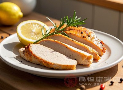 雞胸肉是高蛋白低脂肪食物的典型代表，每100克雞胸肉中蛋白質(zhì)含量約為20-23克，而脂肪含量僅1-2克