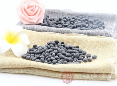 黑豆的蛋白質(zhì)含量與黃豆相近，每100克黑豆蛋白質(zhì)含量約為36克，同樣含有豐富的不飽和脂肪酸