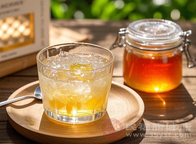 蜂蜜具有潤喉、養(yǎng)胃的功效。其主要成分是果糖，果糖可以加速辣椒素的代謝，從而減輕燒胃癥狀