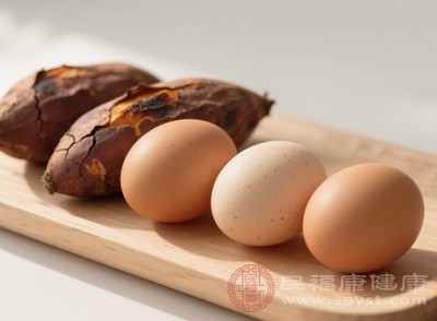 從化學(xué)角度來看，雞蛋和紅薯的成分之間并不會(huì)發(fā)生產(chǎn)生有毒物質(zhì)的化學(xué)反應(yīng)