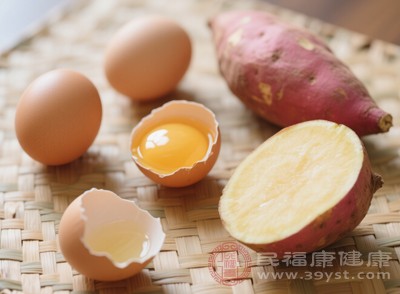 在食用雞蛋和紅薯時(shí)，可以搭配一些富含維生素的蔬菜和水果，如菠菜、黃瓜、蘋果等
