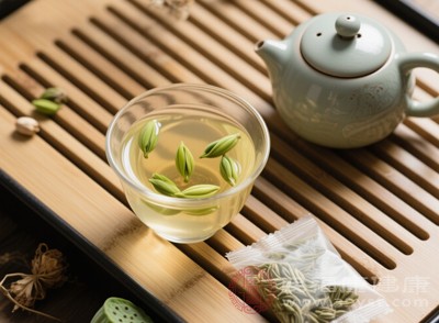 每次取2-3克蓮子心，用開水沖泡，代茶飲用