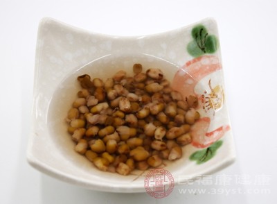 煮綠豆湯時(shí)，先把綠豆提前浸泡2-3小時(shí)，然后冷水下鍋，大火煮開后轉(zhuǎn)小火慢煮