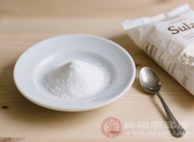 小蘇打是堿性的，能中和胃里過(guò)多的胃酸，減輕燒心癥狀