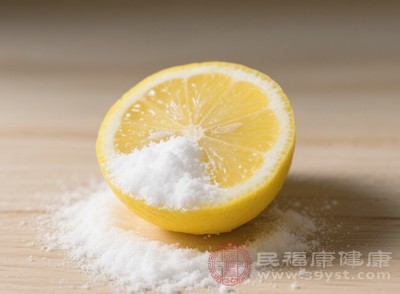 小蘇打具有很強(qiáng)的吸附能力，能牢牢抓住異味分子