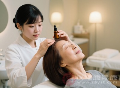 頭皮油脂分泌失衡是導致脫發(fā)的常見原因之一，油脂過多會堵塞毛囊，過少則會使頭皮干燥