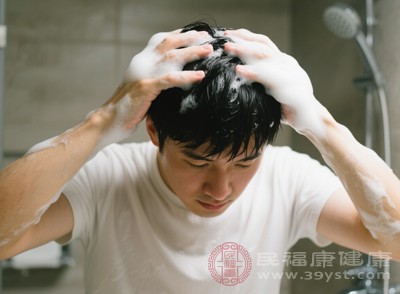 洗頭時，配合洗發(fā)水的泡沫進行按摩，既能清潔頭皮，又能增強按摩效果