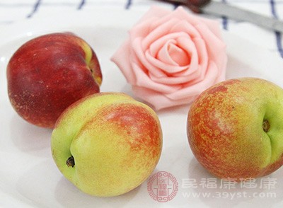 成熟的桃子手感略軟，果香味濃，購(gòu)買后可放在陰涼處保存，避免陽光直射