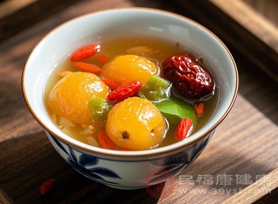 枇杷性涼，吃多了容易導致脾胃虛寒，出現(xiàn)腹痛、腹瀉等癥狀