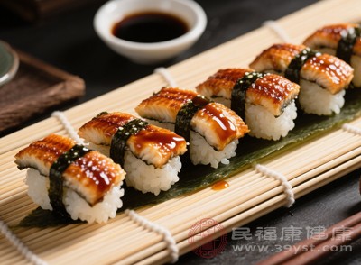 河鰻雖然營養(yǎng)豐富，但脂肪含量較高，過量食用容易導(dǎo)致肥胖。建議每周食用1-2次，每次100-150克即可