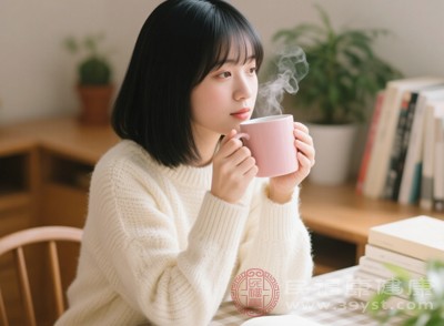 喝一杯30-40℃的溫開水，能稀釋胃內的胃酸和食物，減輕胃酸對胃黏膜的刺激，緩解燒心、反酸的癥狀