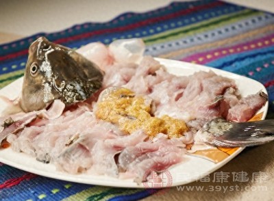 魚(yú)肉富含豐富的優(yōu)質(zhì)蛋白質(zhì)，且脂肪含量較低，其中的不飽和脂肪酸，如歐米伽-3脂肪酸，對(duì)調(diào)節(jié)卵巢功能、改善體內(nèi)炎癥狀態(tài)具有積極作用